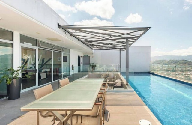 Cozy Space w/ Rooftop Pool + Gym