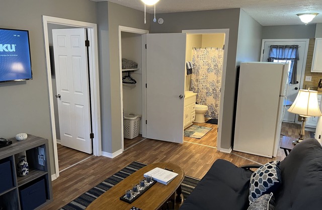 Cozy Spurrier Unit 6 1 bed 1 bath Pets Welcome FREE WiFi