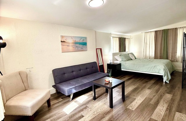Cozy studio, centrally located, WiFi, free parking, pet friendly
