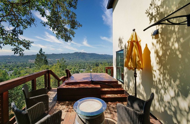 Cozy studio in Sonoma with a private entrance, stunning views and a private spa!