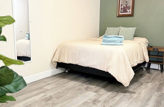 Charming studio in Tampa with AC Cozy Tampa Hideaway Near Airport Peaceful Stay