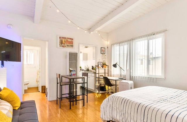 Cozy Studio near WeWork, Sony, DT Culver City & Marina Del Ray w/ Parking