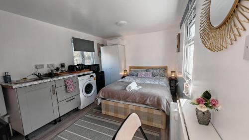 Cozy studio with Netflix & chill & Parking