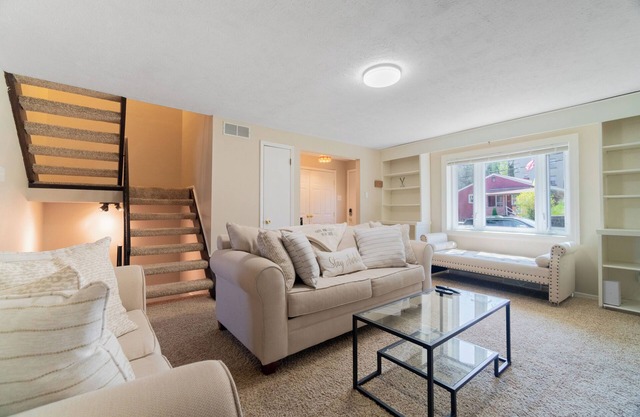Cozy Suburban Home / Quiet Neighborhood