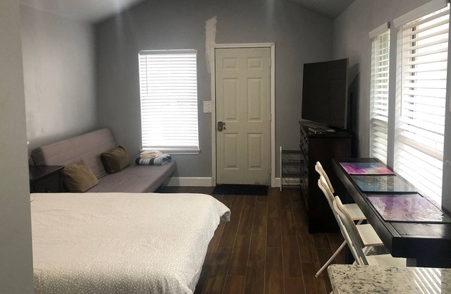 Cozy Tiny house - 8 mins from Downtown of San Antonio