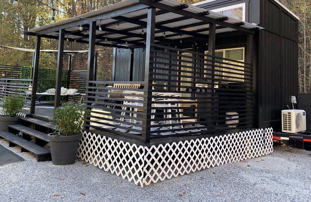 Cozy Tiny House near Asheville, Black Mountain with FAST WIFI and a 30' deck