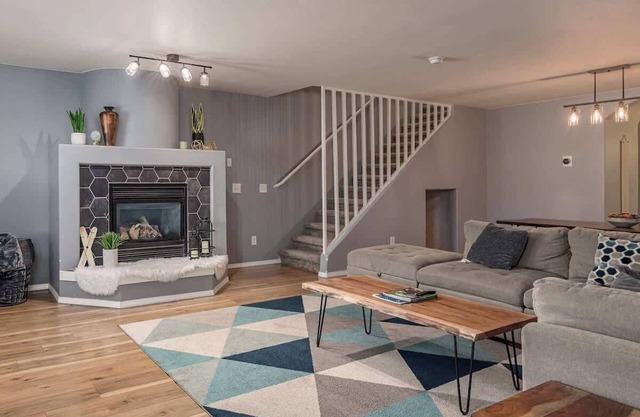 Cozy Townhouse Close To Airport!