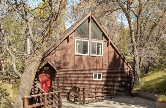 Un moderno A recientemente renovado, tres niveles A-Frame.