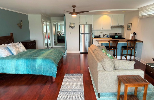 Cozy, updated King studio located on golf course in popular Waikoloa Village.