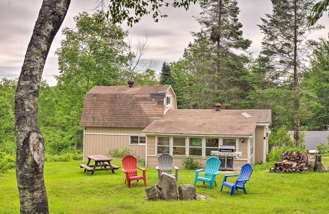 Cozy White Mountains Getaway w/ Wood Fire Pit