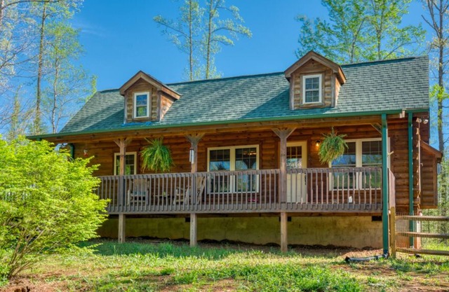 Cozy, Wood Cabin. Private and with Firepit. Gated community.