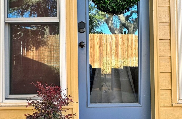 Cozy Work Retreat in North Dallas-Addison Area…Pet Friendly!