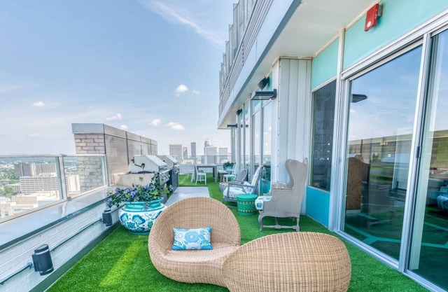Cozysuites 800 Tower 1BR w sky Pool gym 17