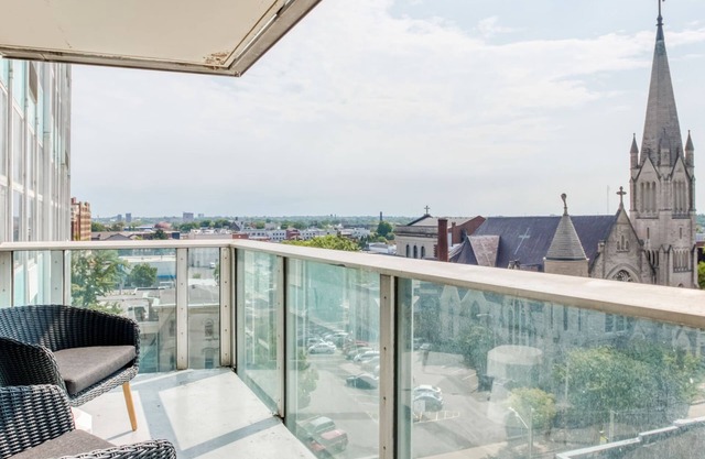 Cozysuites 800 Tower 1BR w sky Pool gym 02