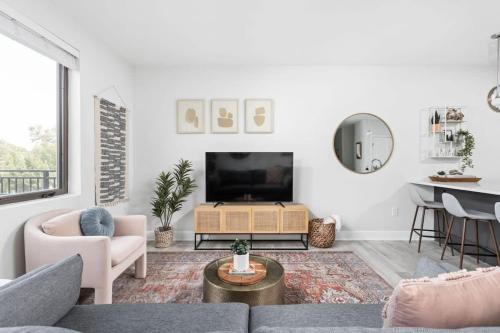 CozySuites Spacious 2BR at Meridian Kessler