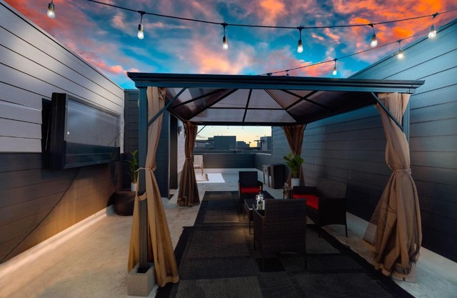 CozySuites Uptown 3BR King Beds Skyline View