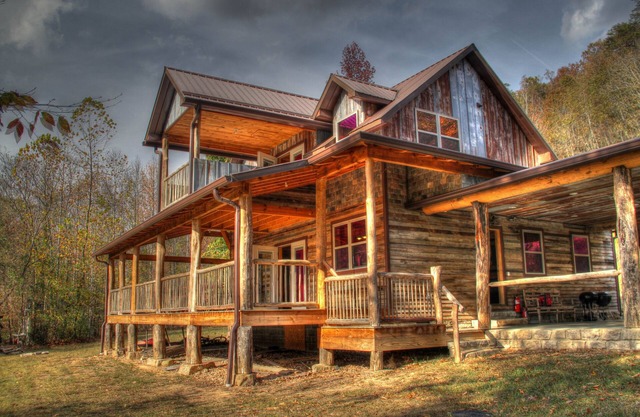 Craftsman Style River House sentado en el amplio río francés.