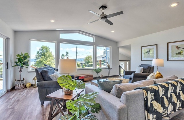 CRANES LANDING HIDDEN BEACH HOME - Whidbey Island 3BR w/ Ocean Views by RedAwning
