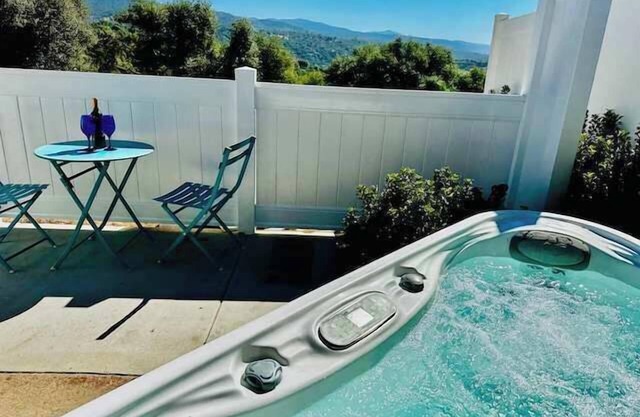 Creature Comforts Suite-Private Hot Tub-Sleeps 2