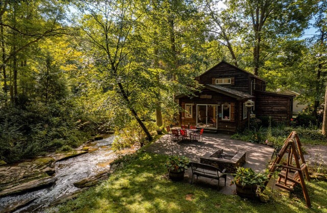 Creek Haven · Magical Stream Side Cottage W/Hot Tub