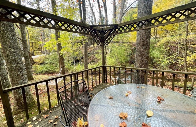Creekside 4 BR Pet Friendly Cabin w / Hot Tub, mesa de billar, pozo de fuego, WiFi