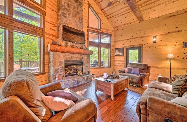 Creekside Broken Bow Cabin w/ Hot Tub & Fire Pit!