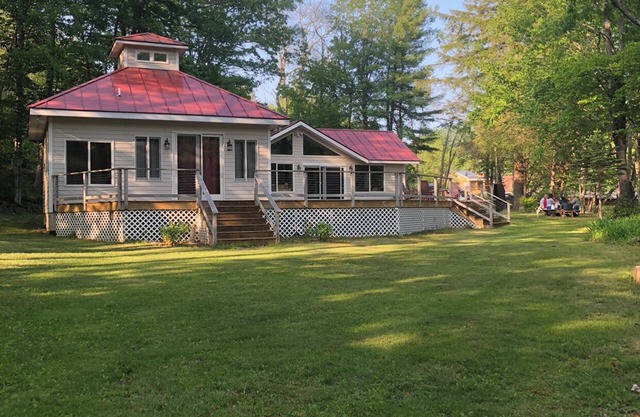 RETIRO DE LAS MONTAÑAS DE CATSKILL CON FRONTAGE CREEK.