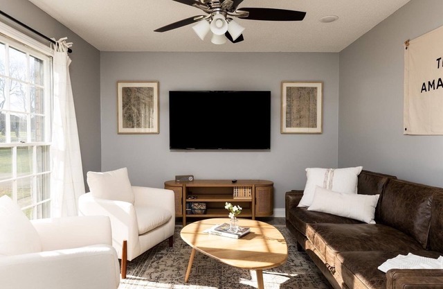 Creekside Getaway - Close to DT & Lake