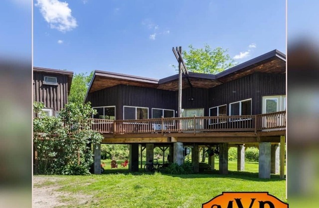 Creekside Retreat: Rail Trail Access Nearby!