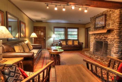 Crockett's Coonskin Cabin #540