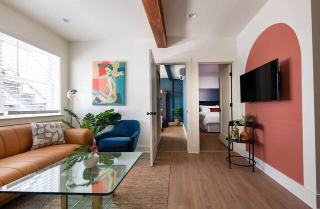 ✰ CROSLEY SUITE ✰ Just Blocks to King St!