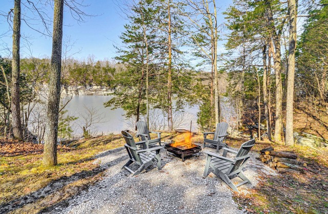 Cumberland Lake Retreat: Furnished Deck & Grill!