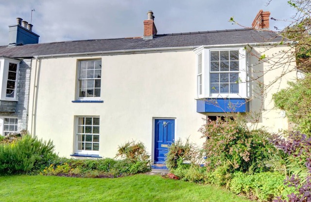 Esta casa adosada, catalogada que data del siglo XVIII, se encuentra en Manorbier, con buenas
