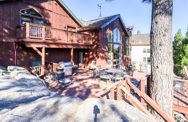 Casa familiar de montaña personalizada con sala de juegos, bañera de hidromasaje y vistas panorámicas
