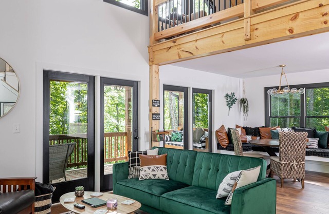 NEW Custom-built Modern Cabin next to Winery, with views, pet friendly
