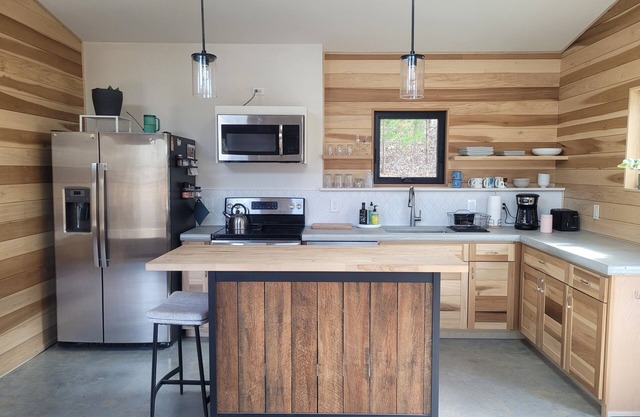 Custom-built mountain cottage w/ hot tub & heated floors