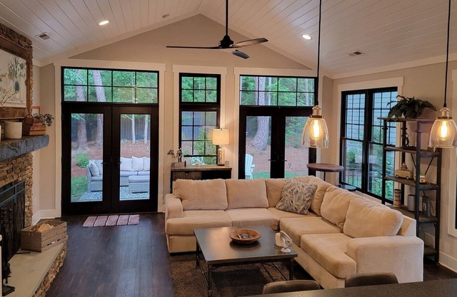 Custom Built Oasis 5 minute to DT Durham! Hot tub! Hike to Eno River Trails!