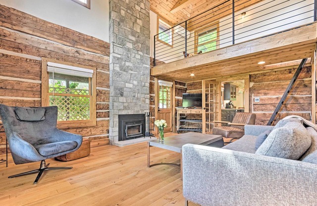 ¡NUEVO! Custom Creekside Cabin 15 Mi de Asheville!
