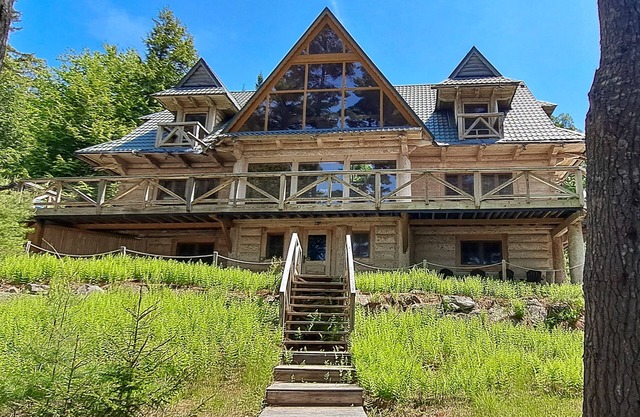 Lodge personalizado frente al lago con jacuzzi privado, sala de juegos y mucho espacio.