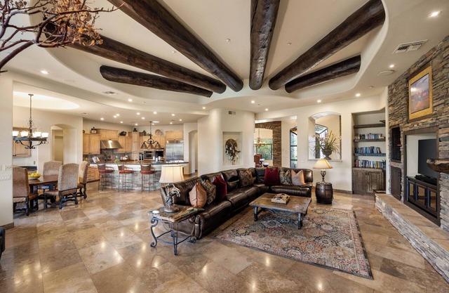 Custom Southwest Dream Home en un entorno ideal de estilo resort en 3 acres!