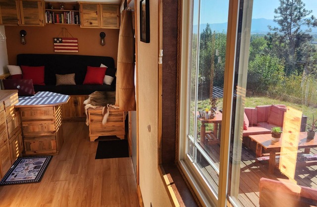 Custom tiny house with an awesome view. Close to Hamilton and Darby