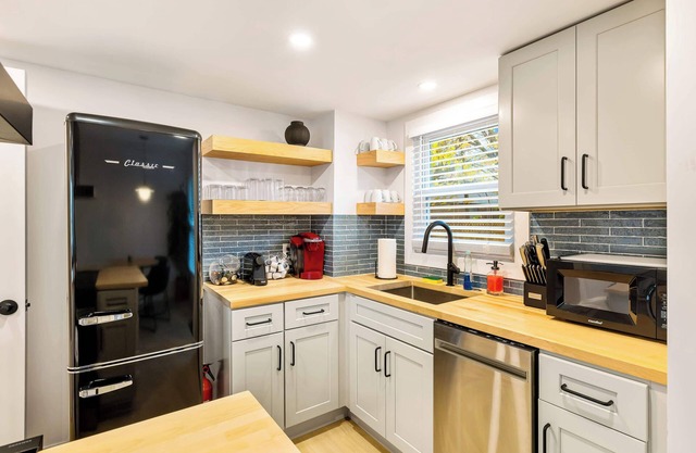 Cute 3BR/2BA w/ Jacuzzi, Steps from Big House!