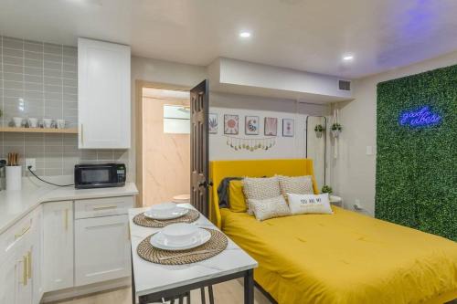 CUTE and COZY studio w/ jacuzzi!