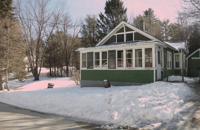 Cute Bridgton Bungalow