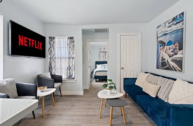 Cute & comfy 10min to Downtown (15 steps)