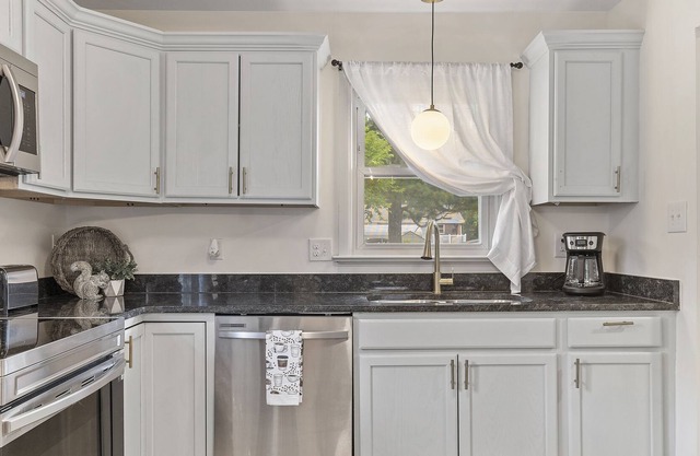 Cute & Cozy Renovated Rancher in RVA!