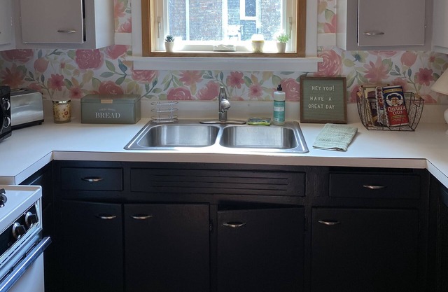 Cute crash pad w/free parking!