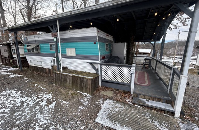 Cute RV w/ 2 bedrooms, WiFi, & AC in Enchanting Dandridge! Close to attractions!