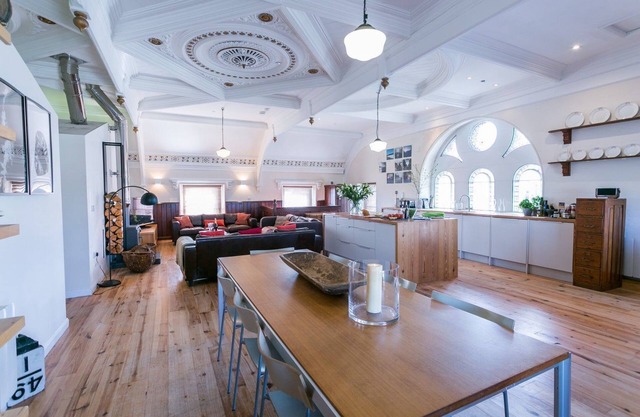 Cwyfan - a dog that sleeps 8 guests in 4 bedrooms
