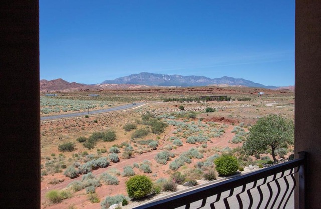 D13-Amazing Red Cliff View-Third Floor 3-bedroom Sunset View